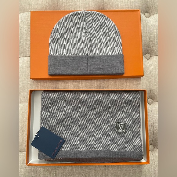 Stylish and elegant Gray Checkered Beanie and Scarf Set with gift box. - Picture 7 of 8
